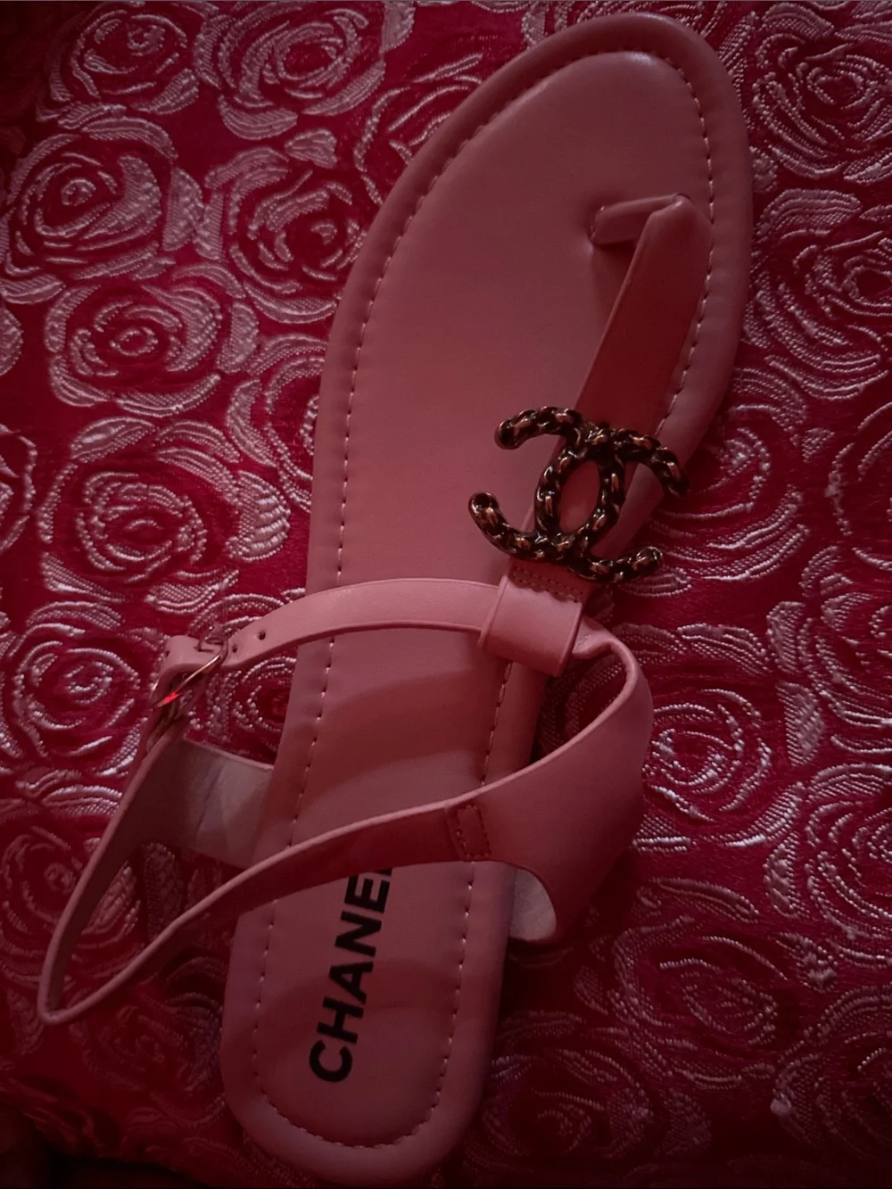 CHANEL Pink Leather Toe-Ring Sandals with Gold CC Logo